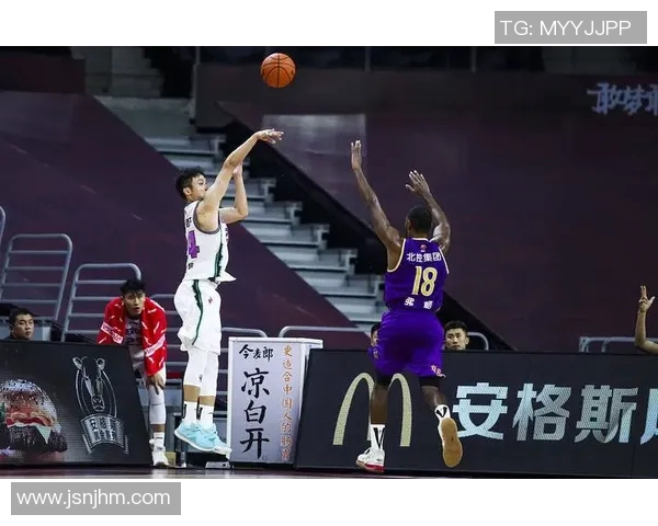 包夹下送妙传 杨瀚森助队员三分命中 包夹下送妙传 杨瀚森助队员三分命中