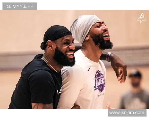 戴维斯更新社媒：奶酪愤怒白眼表情组合引发关注